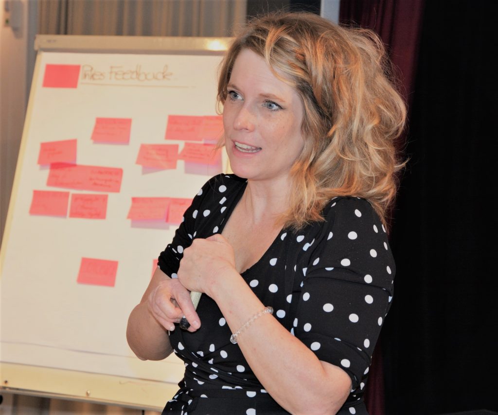 Joanna sprechend vor einer Flipchart